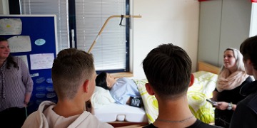 Schüler mit Pflegepuppe Nursing Anne Schüler lernen die Pflegepuppe Nursing Anne kennen